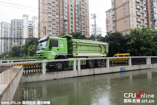 上海暴雨致河水暴涨 政府调数辆卡车压桥防被冲走