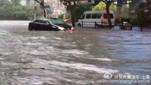 上海遭暴雨袭击 市民出门直接观“海景”