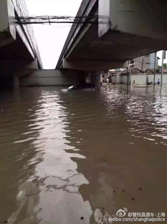 上海遭暴雨袭击 市民出门直接观“海景”