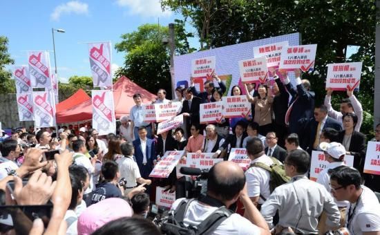 香港立法会审议政改方案 反对派议员一度离场