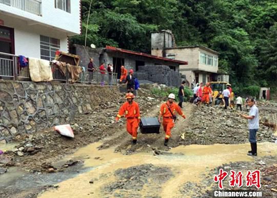 湖北恩施遭暴雨袭击 2人死亡13.44万人受灾