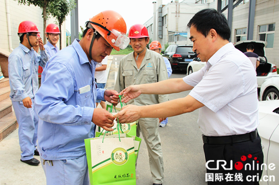 滨州市总工会“夏送清凉”系列活动圆满结束_fororder_阳信县人大常委会副主任、县总工会主席宋德昌到企业走访慰问一线职工