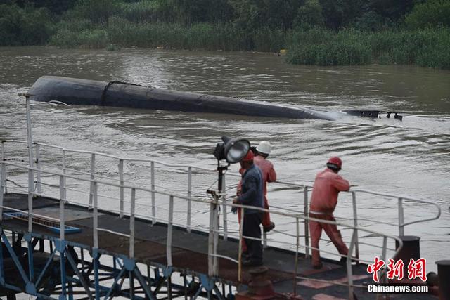 长江南京段一载有液碱货轮翻沉 2人失踪