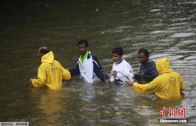 印度孟买遭暴雨袭击引发洪灾 道路严重堵塞