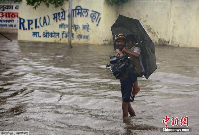 印度孟买遭暴雨袭击引发洪灾 道路严重堵塞