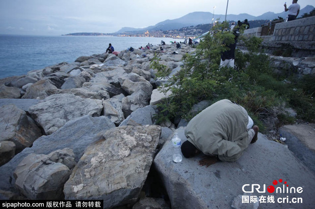 意法边境的非洲移民 蜗居海边岩石等待