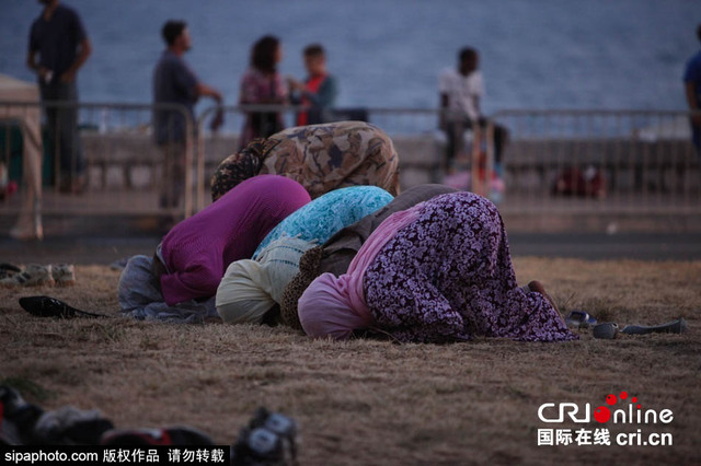 意法边境的非洲移民 蜗居海边岩石等待