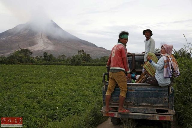 印尼火山持续喷发 上万民众紧急撤离