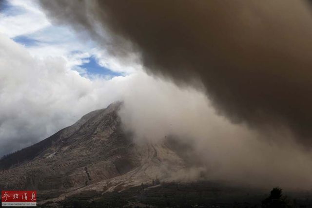 印尼火山持续喷发 上万民众紧急撤离