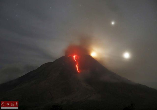 印尼火山持续喷发 上万民众紧急撤离