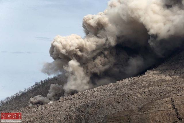 印尼火山持续喷发 上万民众紧急撤离