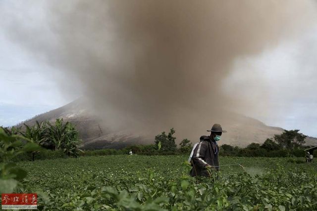 印尼火山持续喷发 上万民众紧急撤离