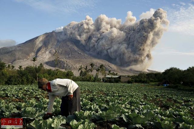 印尼火山持续喷发 上万民众紧急撤离