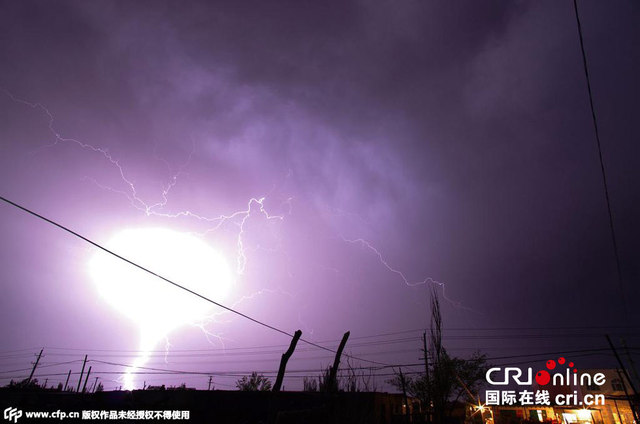 新疆阿克苏雷雨后现蘑菇状闪电