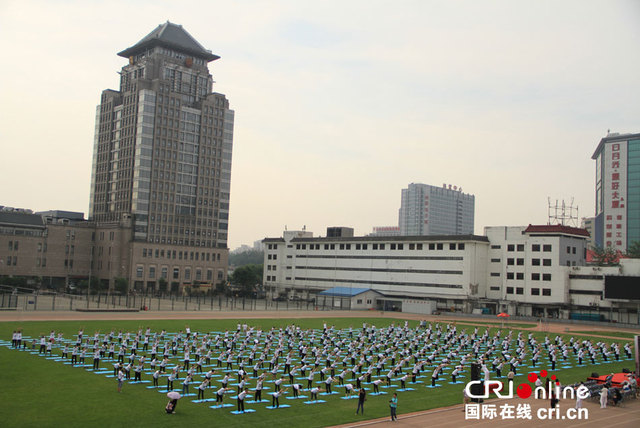 500人在北大齐练瑜伽 隆重庆祝国际瑜伽日