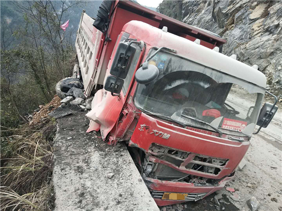 【湖北】【CRI原创】货车失控险坠崖 湖北鹤峰 “生命防护工程”立新功