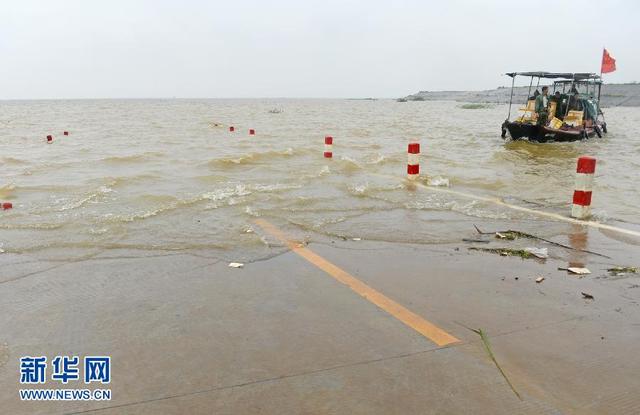 鄱阳湖水位上涨 江西“最美水上公路”变“码头”