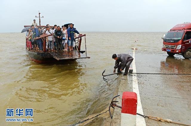 鄱阳湖水位上涨 江西“最美水上公路”变“码头”