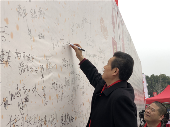 （供稿 文体列表 CHINANEWS带图列表 移动版）文化大家言恭达为苏州胥门书写新春楹联