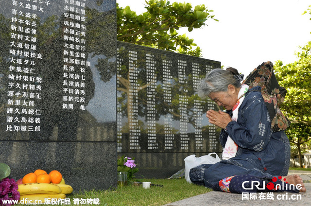 安倍出席冲绳战役70周年纪念活动 遭示威者闹场