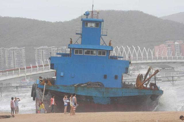 海南3艘大船被台风“鲸鱼”刮上沙滩