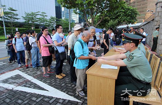 香港市民为睹驻港部队风采 凌晨三点排队候票