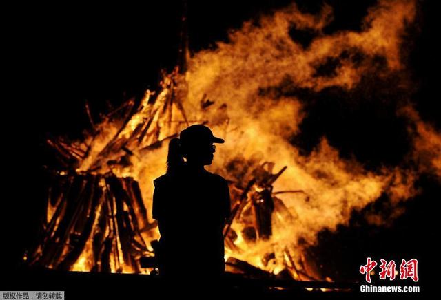 西班牙庆祝圣胡安仲夏节 民众光脚跨篝火