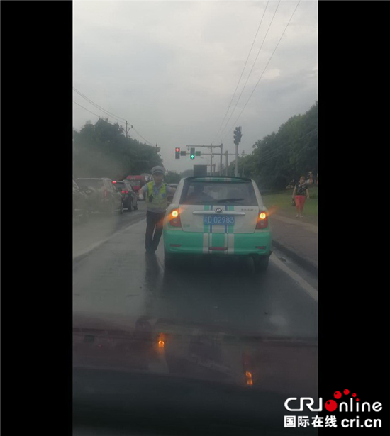 已过审【法制安全 列表】车坏半路 北碚交巡警帮忙推车获市民点赞