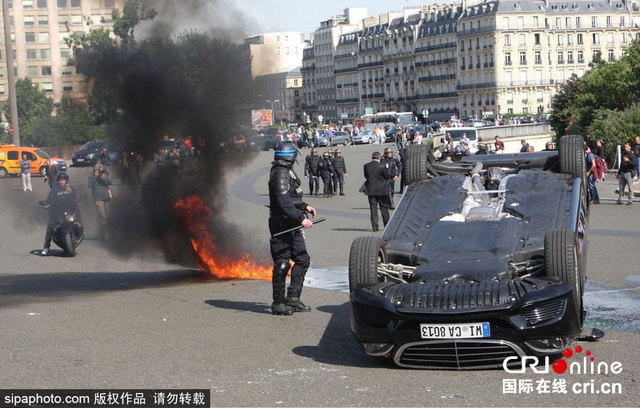 法国司机占领街道焚烧车辆 反对打车软件Uber