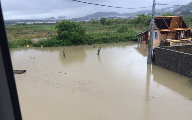 俄索契暴雨成灾变泽国 民众乘气垫出行