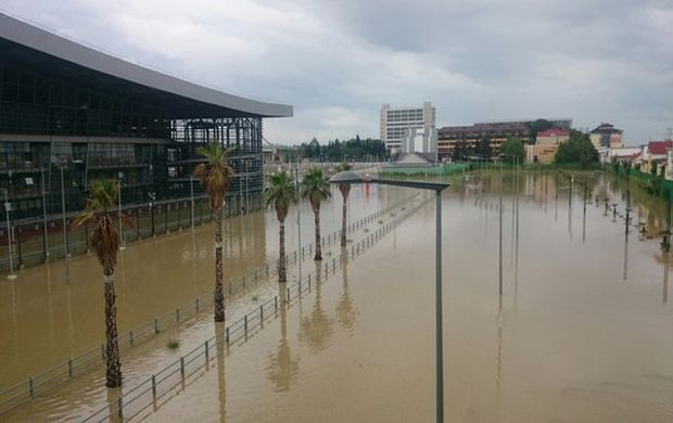 俄索契暴雨成灾变泽国 民众乘气垫出行