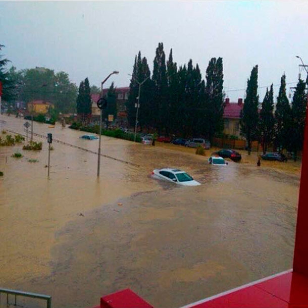 俄索契暴雨成灾变泽国 民众乘气垫出行