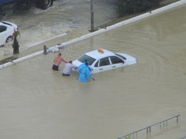 俄索契暴雨成灾变泽国 民众乘气垫出行