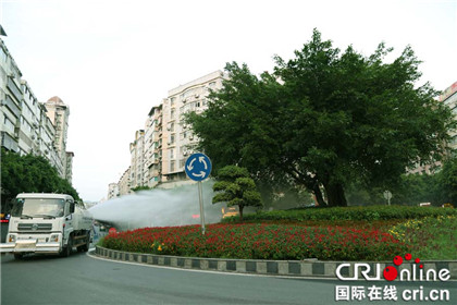 已过审【行游巴渝 标题摘要】重庆巫山市政园林抗旱保美 让风景常驻