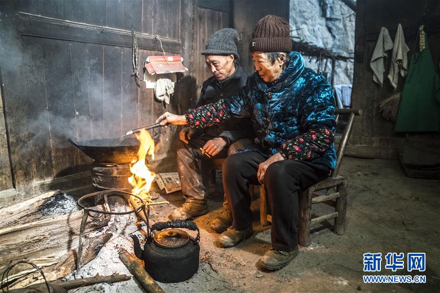 湖北恩施：崖居人家喜迁新居