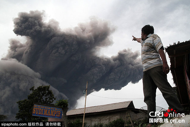 印尼锡纳朋火山接连喷发 场面震撼似灾难电影