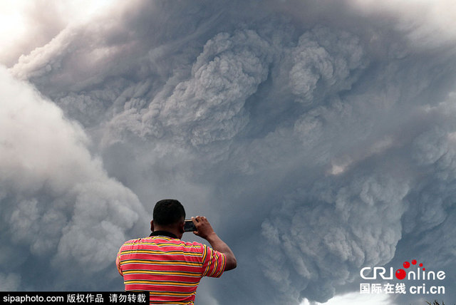 印尼锡纳朋火山接连喷发 场面震撼似灾难电影