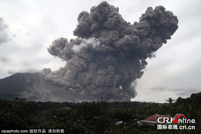 印尼锡纳朋火山接连喷发 场面震撼似灾难电影