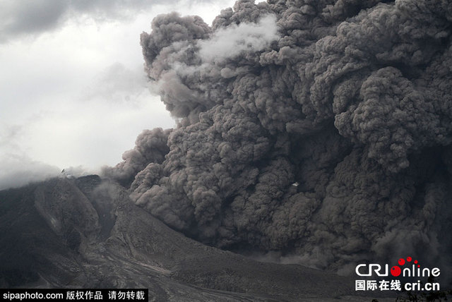 印尼锡纳朋火山接连喷发 场面震撼似灾难电影