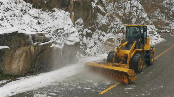 宝鸡太白山景区：干部职工齐上阵  铲冰除雪保畅通