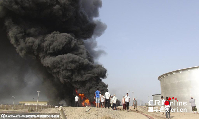 也门胡塞武装袭击亚丁港口 附近炼油厂燃起熊熊大火