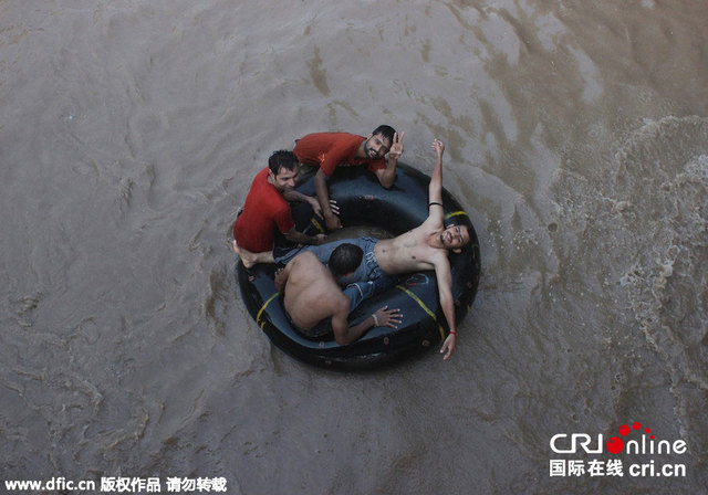 巴基斯坦高温致1233人死亡 民众水中消暑