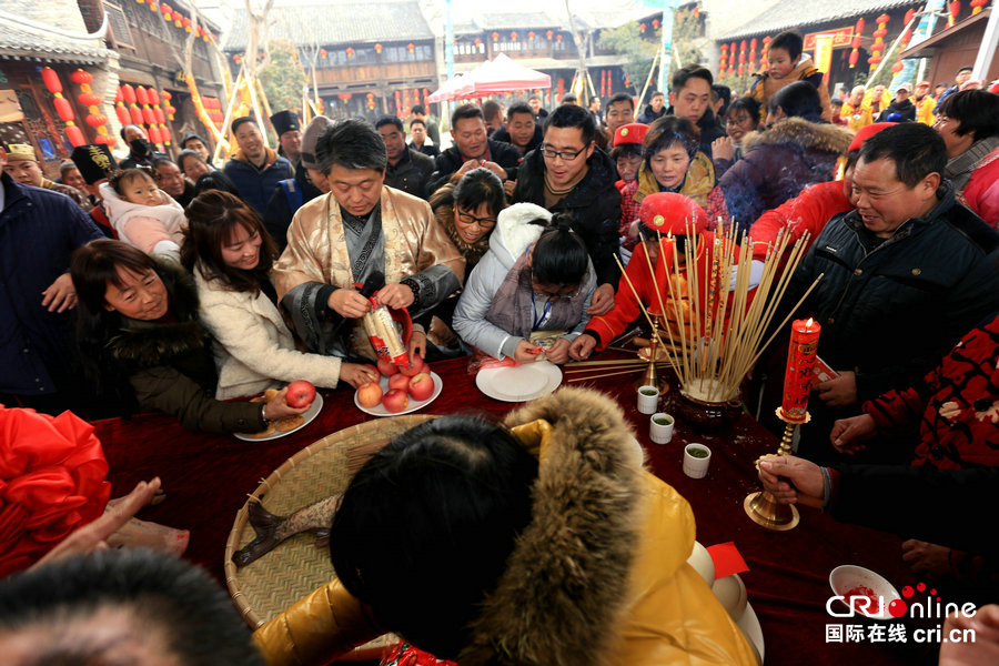 【焦点图-大图】【移动端-焦点图】【图说5】开封朱仙镇举行送灶王祭灶神传统巡游仪式