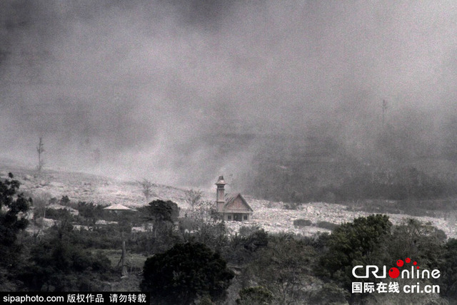 印尼锡纳朋火山再度喷发 已经连续活跃2周