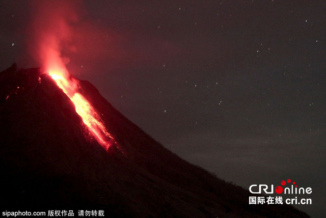 印尼锡纳朋火山再度喷发 已经连续活跃2周