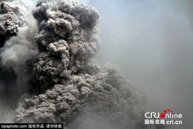 印尼锡纳朋火山再度喷发 已经连续活跃2周