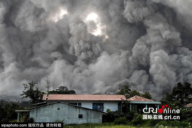 印尼锡纳朋火山再度喷发 已经连续活跃2周