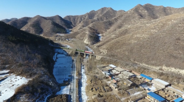 穿行在长白山山脉的绿皮慢火车 最低票价两元钱