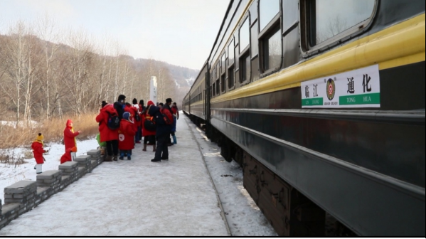 穿行在长白山山脉的绿皮慢火车 最低票价两元钱