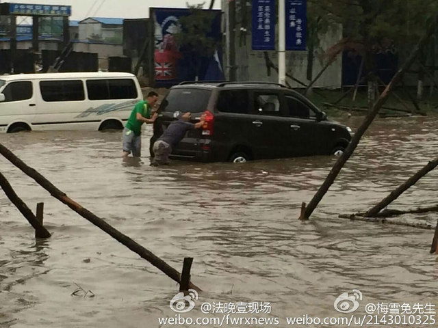 降雨致河北燕郊燕顺路积水严重 燕郊成"淹郊"